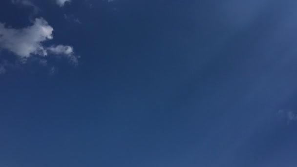 Nubes blancas desaparecen en el sol caliente en el cielo azul. Time-lapse movimiento nubes azul cielo fondo. Cielo azul. Nubes. Cielo azul con nubes blancas . — Vídeo de stock