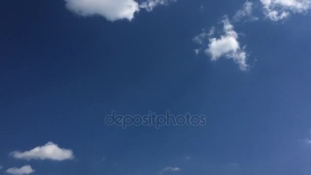 白い雲は、青い空に熱い太陽の下で消えます。コマ撮り動雲青い空の背景。青い空。雲。白い雲と青い空. — ストック動画