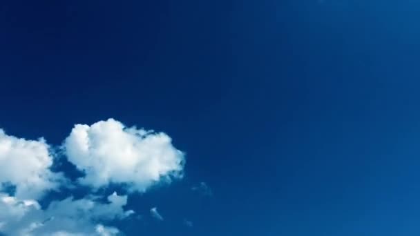 Белые облака исчезают в жарком солнце на голубом небе. Временные облака на голубом фоне неба. Голубое небо. Облака. Голубое небо с белыми облаками . — стоковое видео