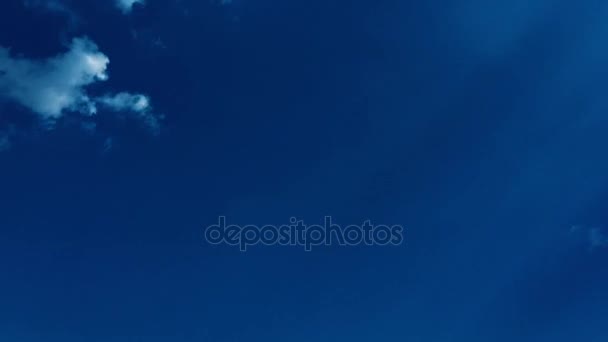 白い雲は、青い空に熱い太陽の下で消えます。コマ撮り動雲青い空の背景。青い空。雲。白い雲と青い空. — ストック動画
