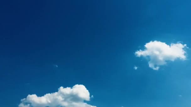 Nubes blancas desaparecen en el sol caliente en el cielo azul. Time-lapse movimiento nubes azul cielo fondo. Cielo azul. Nubes. Cielo azul con nubes blancas . — Vídeos de Stock