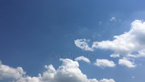 Witte wolken verdwijnen in de hete zon op blauwe hemel. Time-lapse beweging wolken blauwe hemelachtergrond. Blauwe hemel. Wolken. Blauwe hemel met witte wolken. — Stockvideo