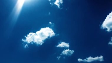 Beyaz bulutlar güneşin altında mavi gökyüzü üzerinde kaybolur. Hızlandırılmış hareket bulutlar mavi gökyüzü arka plan. Mavi gökyüzü. Bulutlar. Mavi gökyüzü beyaz bulutlar ile.