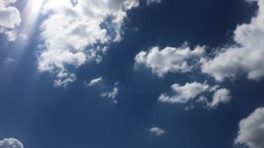Beyaz bulutlar güneşin altında mavi gökyüzü üzerinde kaybolur. Hızlandırılmış hareket bulutlar mavi gökyüzü arka plan. Mavi gökyüzü. Bulutlar. Mavi gökyüzü beyaz bulutlar ile.