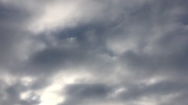 Beyaz bulutlar güneşin altında mavi gökyüzü üzerinde kaybolur. Hızlandırılmış hareket bulutlar mavi gökyüzü arka plan. Mavi gökyüzü. Bulutlar. Mavi gökyüzü beyaz bulutlar ile.