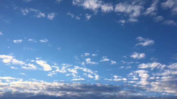 Białe chmury znikną w słońcu na błękitne niebo. Ruchu poklatkowego chmury niebieski niebo tła. Błękitne niebo. Chmury. Błękitne niebo, białe chmury. — Wideo stockowe