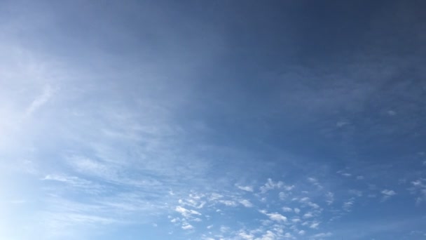 Vita moln försvinner i den varma solen på klarblå himmel. Time-lapse motion moln blå himmel bakgrund. Blå himmel. Molnen. Blå himmel med vita moln. — Stockvideo