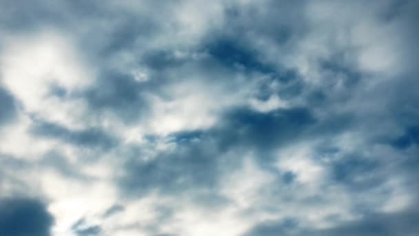 Les nuages blancs disparaissent sous le soleil chaud sur le ciel bleu. Time-lapse motion nuages ciel bleu fond. Ciel bleu. Nuages. Ciel bleu avec nuages blancs . — Video