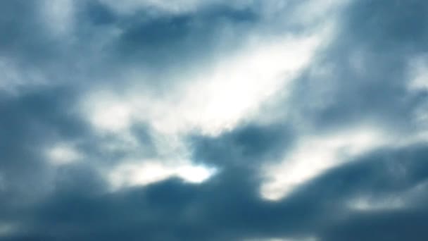 Weiße Wolken verschwinden in der heißen Sonne am blauen Himmel. Zeitraffer-Bewegung bewölkt blauen Himmel Hintergrund. blauer Himmel. Wolken. blauer Himmel mit weißen Wolken. — Stockvideo