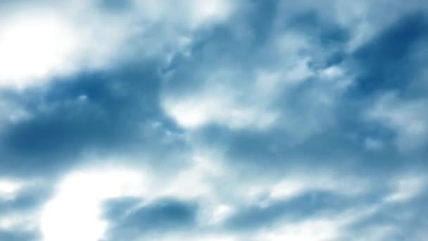 Nuvens brancas desaparecem no sol quente no céu azul. Tempo-lapso de movimento nuvens céu azul fundo. Céu azul. Nuvens. Céu azul com nuvens brancas . — Vídeo de Stock