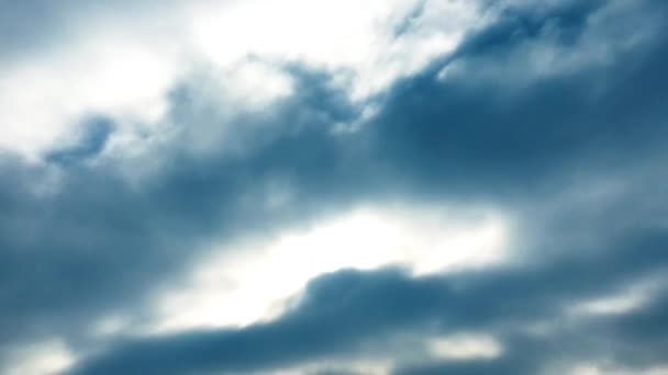 Bílé mraky zmizí v horkém slunci na modré obloze. Time-Lapse pohybu mraky modré obloze na pozadí. Modrá obloha. Mraky. Modrá obloha s mraky bílá. — Stock video