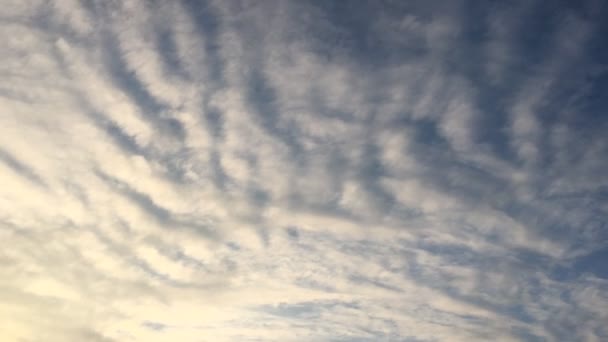 Nuvole bianche scompaiono sotto il sole caldo sul cielo blu. Movimento time-lapse nuvole sfondo cielo blu. Cielo blu. Nuvole. Cielo blu con nuvole bianche . — Video Stock