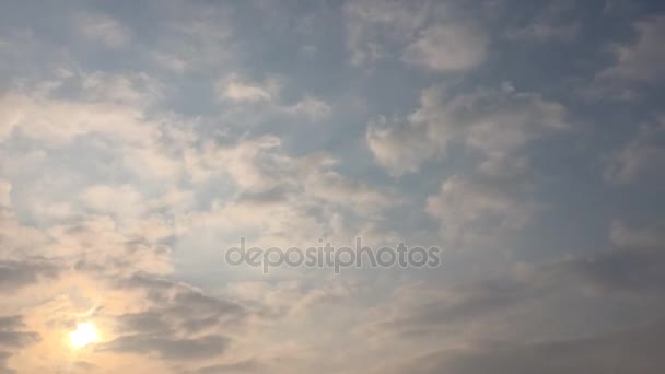 Weiße Wolken verschwinden in der heißen Sonne am blauen Himmel. Zeitraffer-Bewegung bewölkt blauen Himmel Hintergrund. blauer Himmel. Wolken. blauer Himmel mit weißen Wolken. — Stockvideo