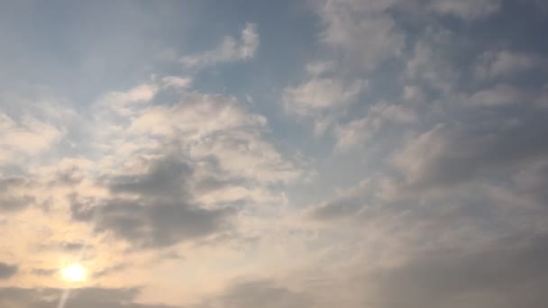 Witte wolken verdwijnen in de hete zon op blauwe hemel. Time-lapse beweging wolken blauwe hemelachtergrond. Blauwe hemel. Wolken. Blauwe hemel met witte wolken. — Stockvideo