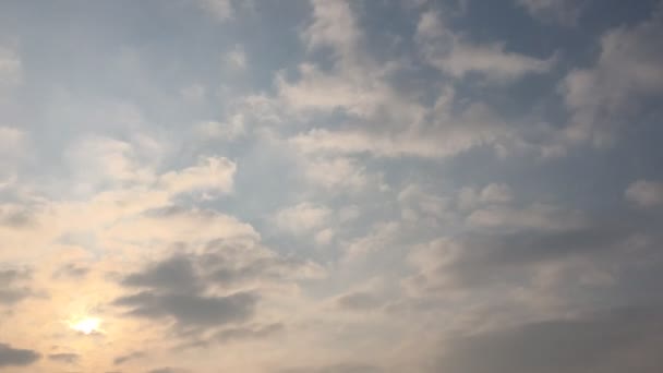 白い雲は、青い空に熱い太陽の下で消えます。コマ撮り動雲青い空の背景。青い空。雲。白い雲と青い空. — ストック動画