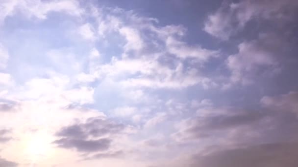 白い雲は、青い空に熱い太陽の下で消えます。コマ撮り動雲青い空の背景。青い空。雲。白い雲と青い空. — ストック動画