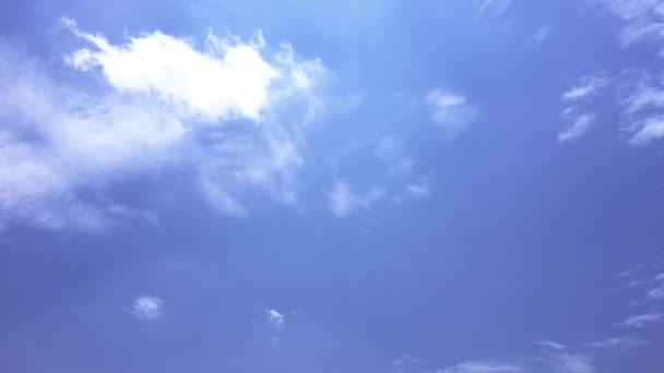 Witte wolken verdwijnen in de hete zon op blauwe hemel. Time-lapse beweging wolken blauwe hemelachtergrond. Blauwe hemel. Wolken. Blauwe hemel met witte wolken. — Stockvideo