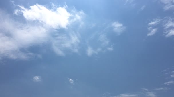 Nuvens brancas desaparecem no sol quente no céu azul. Tempo-lapso de movimento nuvens céu azul fundo. Céu azul. Nuvens. Céu azul com nuvens brancas . — Vídeo de Stock