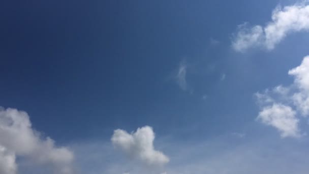 Nuvens brancas desaparecem no sol quente no céu azul. Tempo-lapso de movimento nuvens céu azul fundo. Céu azul. Nuvens. Céu azul com nuvens brancas . — Vídeo de Stock