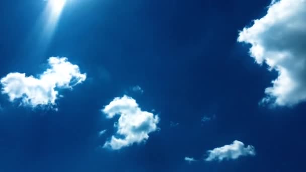 Nubes blancas desaparecen en el sol caliente en el cielo azul. Time-lapse movimiento nubes azul cielo fondo. Cielo azul. Nubes. Cielo azul con nubes blancas . — Vídeos de Stock