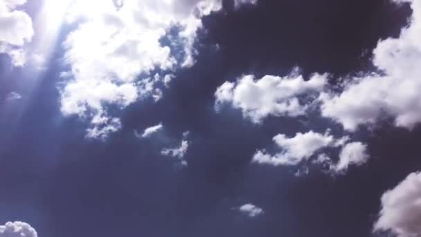 Vita moln försvinner i den varma solen på klarblå himmel. Time-lapse motion moln blå himmel bakgrund. Blå himmel. Molnen. Blå himmel med vita moln. — Stockvideo