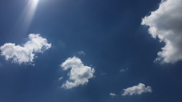 Weiße Wolken verschwinden in der heißen Sonne am blauen Himmel. Zeitraffer-Bewegung bewölkt blauen Himmel Hintergrund. blauer Himmel. Wolken. blauer Himmel mit weißen Wolken. — Stockvideo