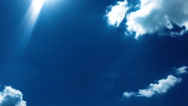 Witte wolken verdwijnen in de hete zon op blauwe hemel. Time-lapse beweging wolken blauwe hemelachtergrond. Blauwe hemel. Wolken. Blauwe hemel met witte wolken. — Stockvideo