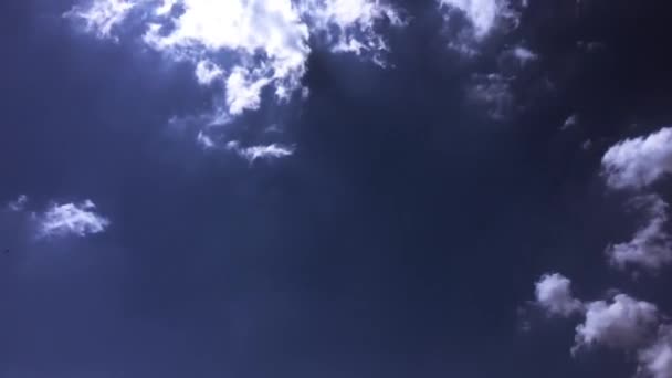 Nubes blancas desaparecen en el sol caliente en el cielo azul. Time-lapse movimiento nubes azul cielo fondo. Cielo azul. Nubes. Cielo azul con nubes blancas . — Vídeo de stock