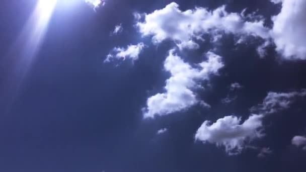 Nubes blancas desaparecen en el sol caliente en el cielo azul. Time-lapse movimiento nubes azul cielo fondo. Cielo azul. Nubes. Cielo azul con nubes blancas . — Vídeo de stock