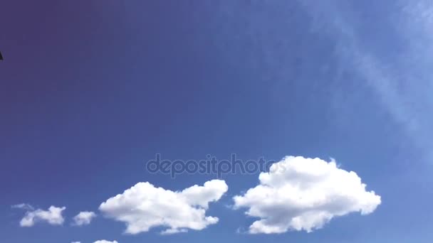 Weiße Wolken verschwinden in der heißen Sonne am blauen Himmel. Zeitraffer-Bewegung bewölkt blauen Himmel Hintergrund. blauer Himmel. Wolken. blauer Himmel mit weißen Wolken. — Stockvideo