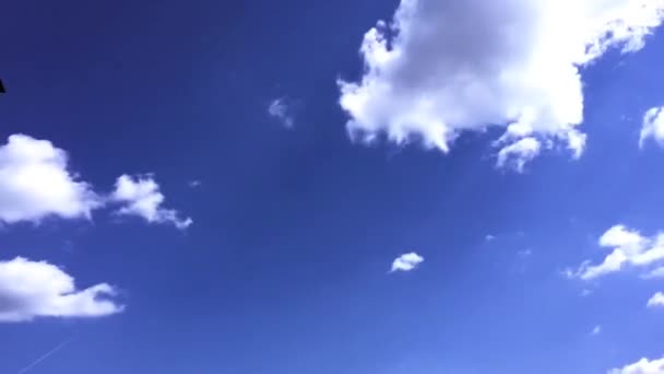 흰 구름 푸른 하늘에 뜨거운 태양에서 사라진다. 시간 경과 모션 구름 푸른 하늘 배경입니다. 푸른 하늘입니다. 구름입니다. 흰 구름과 푸른 하늘. — 비디오