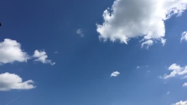 Weiße Wolken verschwinden in der heißen Sonne am blauen Himmel. Zeitraffer-Bewegung bewölkt blauen Himmel Hintergrund. blauer Himmel. Wolken. blauer Himmel mit weißen Wolken. — Stockvideo