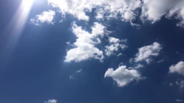 Hvide skyer forsvinder i den varme sol på blå himmel. Time-lapse bevægelse skyer blå himmel baggrund. Blå himmel. Skyer. Blå himmel med hvide skyer . – Stock-video