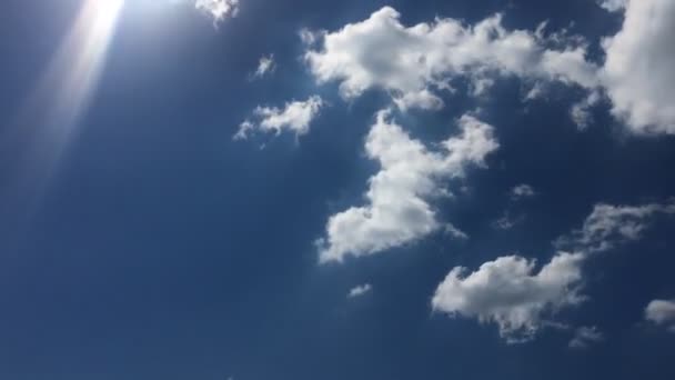 白い雲は、青い空に熱い太陽の下で消えます。コマ撮り動雲青い空の背景。青い空。雲。白い雲と青い空. — ストック動画