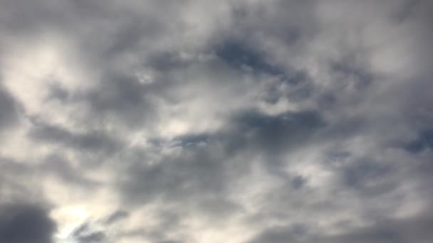 Weiße Wolken verschwinden in der heißen Sonne am blauen Himmel. Zeitraffer-Bewegung bewölkt blauen Himmel Hintergrund. blauer Himmel. Wolken. blauer Himmel mit weißen Wolken. — Stockvideo