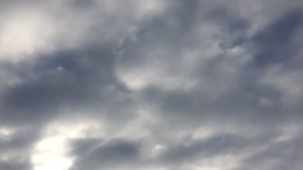 Les nuages blancs disparaissent sous le soleil chaud sur le ciel bleu. Time-lapse motion nuages ciel bleu fond. Ciel bleu. Nuages. Ciel bleu avec nuages blancs . — Video