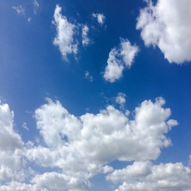 Güzel mavi gökyüzü, arka planda bulutlu bulutlu bulutlu hava bulutlu mavi gökyüzü, bulutlu ve güneşli.