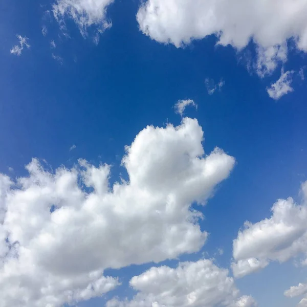 구름이 배경을 이루고 있는 아름다운 푸른 하늘 . 하늘 구름이 구름을 이루는 하늘 . 구름과 태양이 있는 푸른 하늘 — 스톡 사진