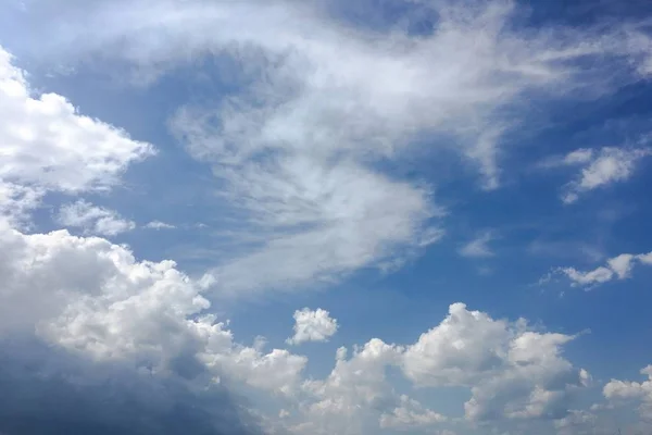 Mooie blauwe lucht met wolken achtergrond.Hemelwolken.Hemel met wolken weer natuur wolk blauw.Blauwe lucht met wolken en zon — Stockfoto