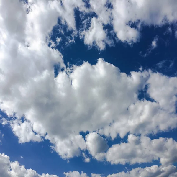 Beau ciel bleu avec fond nuageux.Ciel nuageux.Ciel avec nuages météo nature nuage bleu.Ciel bleu avec nuages et soleil — Photo