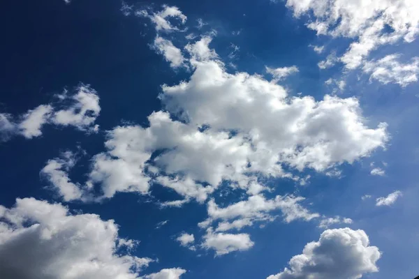 Beau ciel bleu avec fond nuageux.Ciel nuageux.Ciel avec nuages météo nature nuage bleu.Ciel bleu avec nuages et soleil — Photo