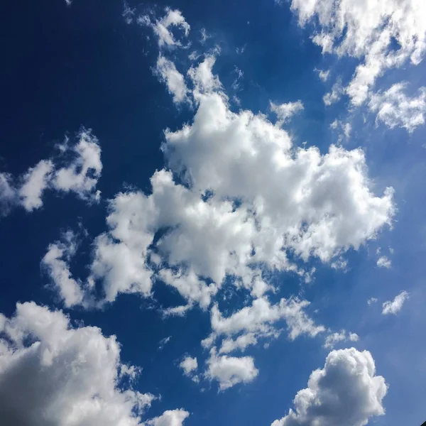 Langit biru yang indah dengan awan background.Sky clouds.Sky dengan awan cuaca alam blue.Blue langit dengan awan dan matahari — Stok Foto
