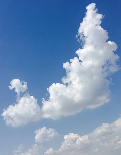 Krásná modrá obloha s mraky pozadí.Obloha clouds.Sky s mraky počasí příroda mraky modré.Modrá obloha s mraky a sluncem — Stock fotografie