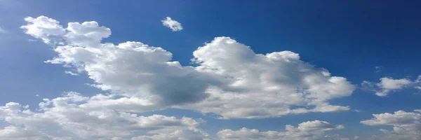 雲を背景にした美しい青空空雲を背景にした空雲を背景にした青空雲と太陽を背景にした青い空 — ストック写真