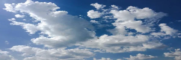 Céu azul bonito com nuvens background.Sky clouds.Sky com nuvens tempo natureza nuvem blue.Blue céu com nuvens e sol — Fotografia de Stock