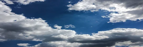 Bellissimo cielo blu con nuvole sfondo Cielo nuvole.Cielo con nuvole tempo natura nuvole blue.Cielo blu con nuvole e sole — Foto Stock