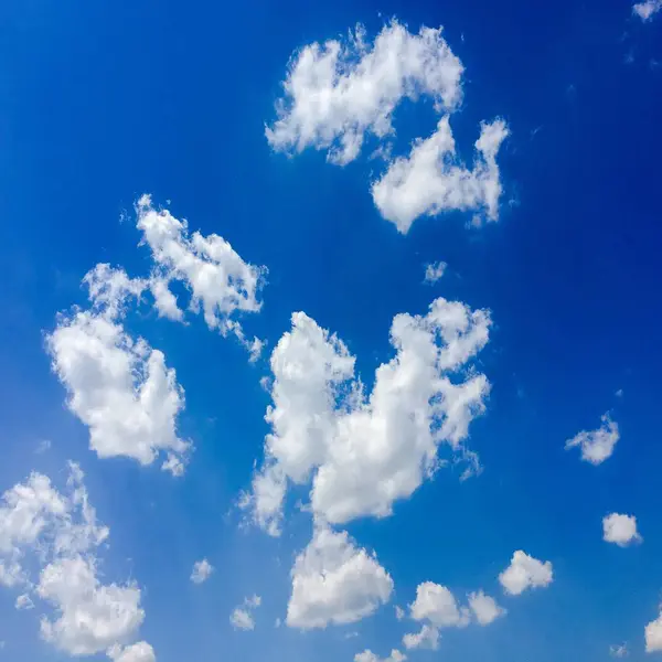 青い空に白い雲が分離。青い背景の上の隔離された雲のセットです。デザイン要素です。ホワイトは、雲を分離しました。抽出素材雲 — ストック写真
