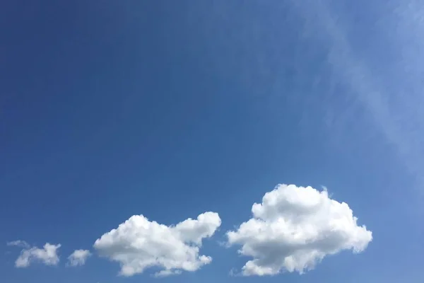 Ізольовані білі хмари на блакитному небі. Набір ізольованих хмар на синьому фоні. Елементи дизайну. Білі ізольовані хмари. Вирізати видобуті хмари — стокове фото