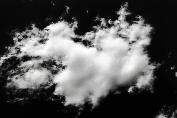 Wolken. schwarzer Hintergrund. vereinzelt weiße Wolken am schwarzen Himmel. vereinzelte Wolken über schwarzem Hintergrund. Designelemente. weiße vereinzelte Wolken. Cut-out extrahierte Wolken — Stockfoto