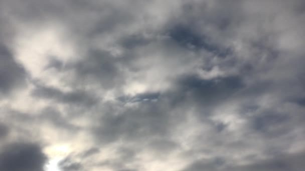 Nuvole bianche scompaiono sotto il sole caldo sul cielo blu. Movimento time-lapse nuvole sfondo cielo blu. Cielo blu. Nuvole. Cielo blu con nuvole bianche . — Video Stock